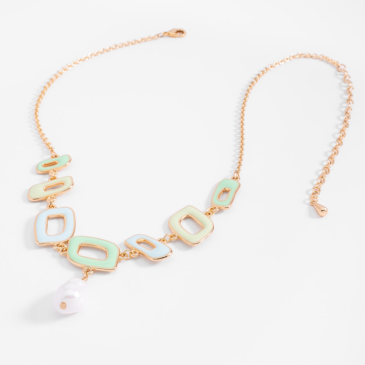 Collar en baño de oro con figuras geométricas pastel y perla sintética