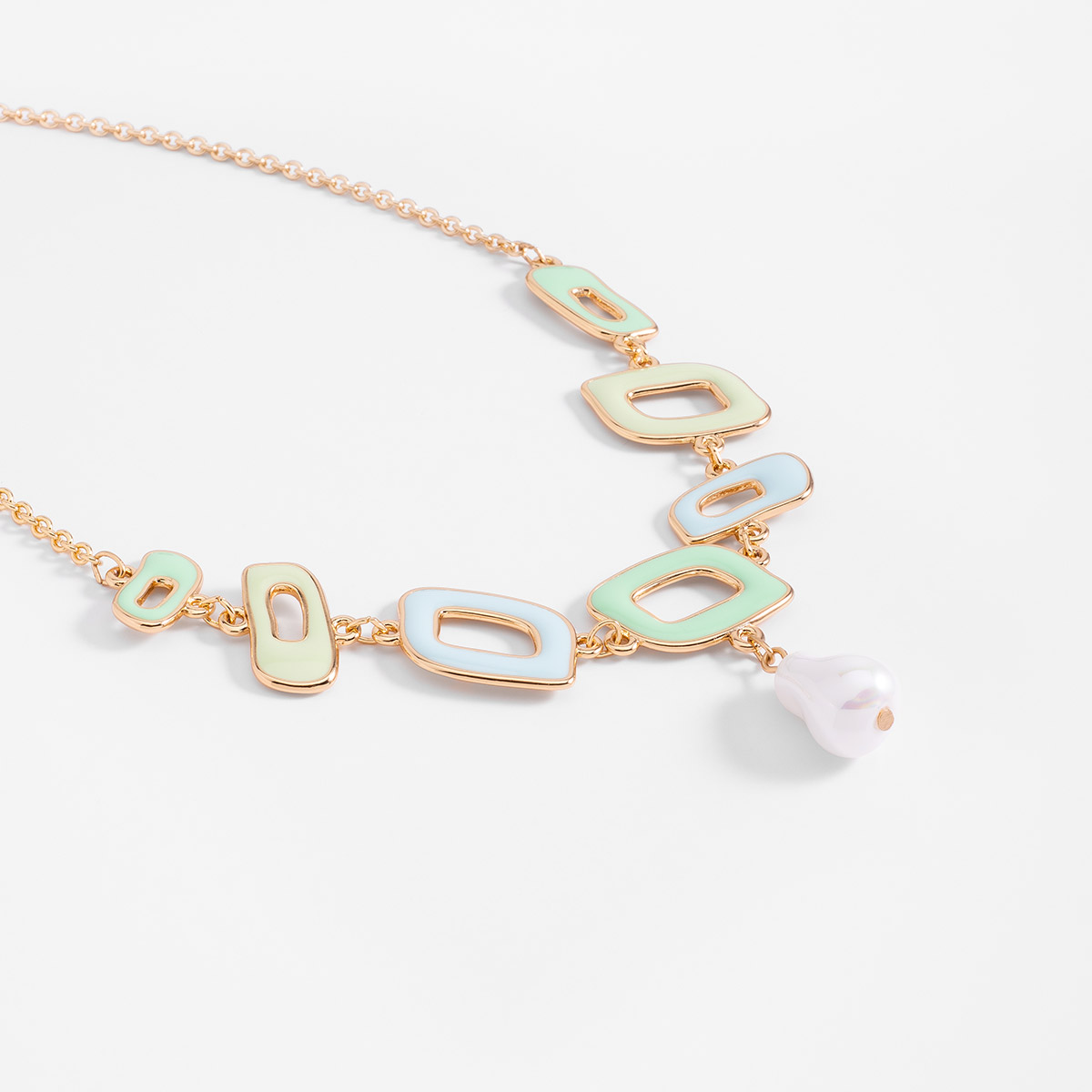 Collar en baño de oro con figuras geométricas pastel y perla sintética