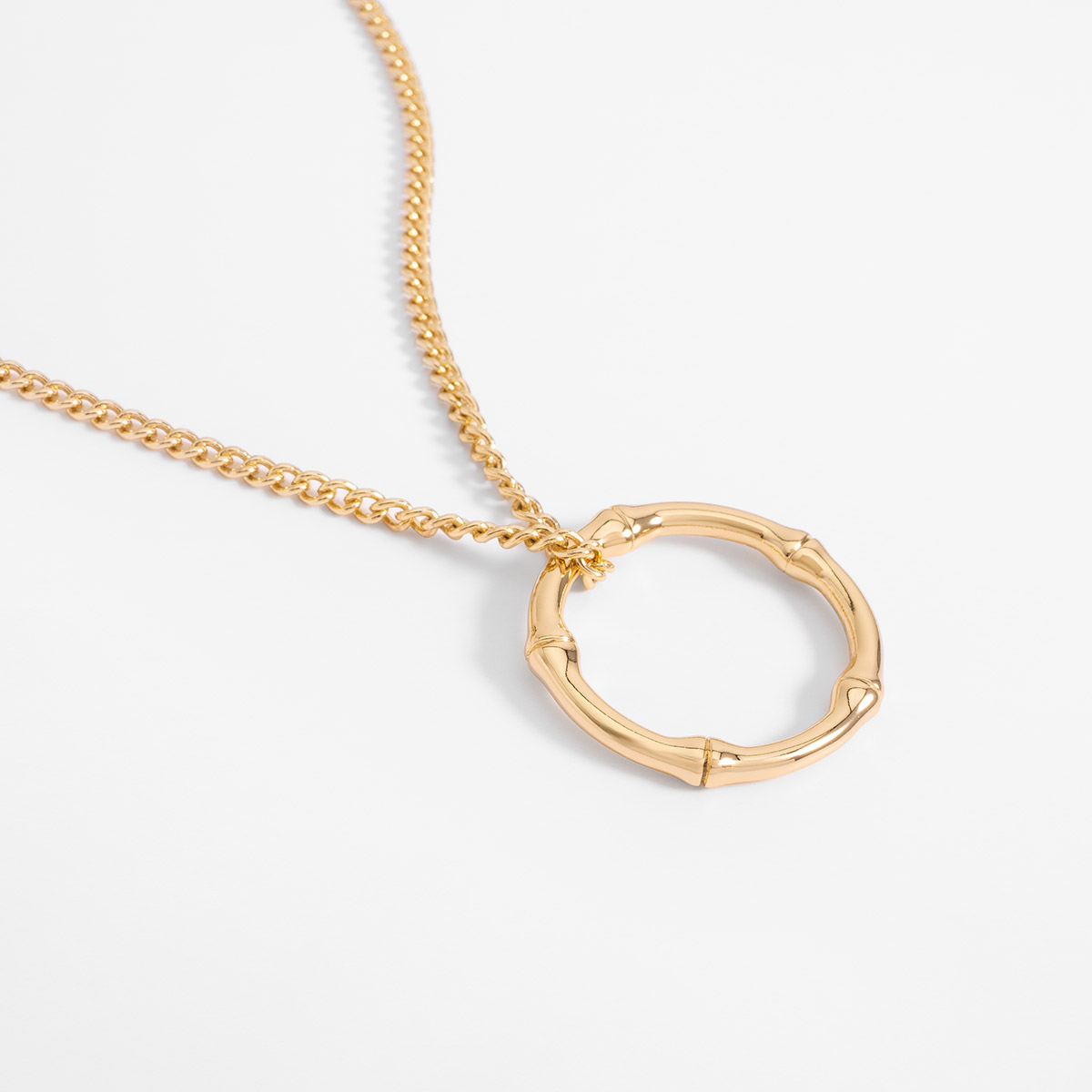 Collar en baño de oro con dije circular estilo bambú