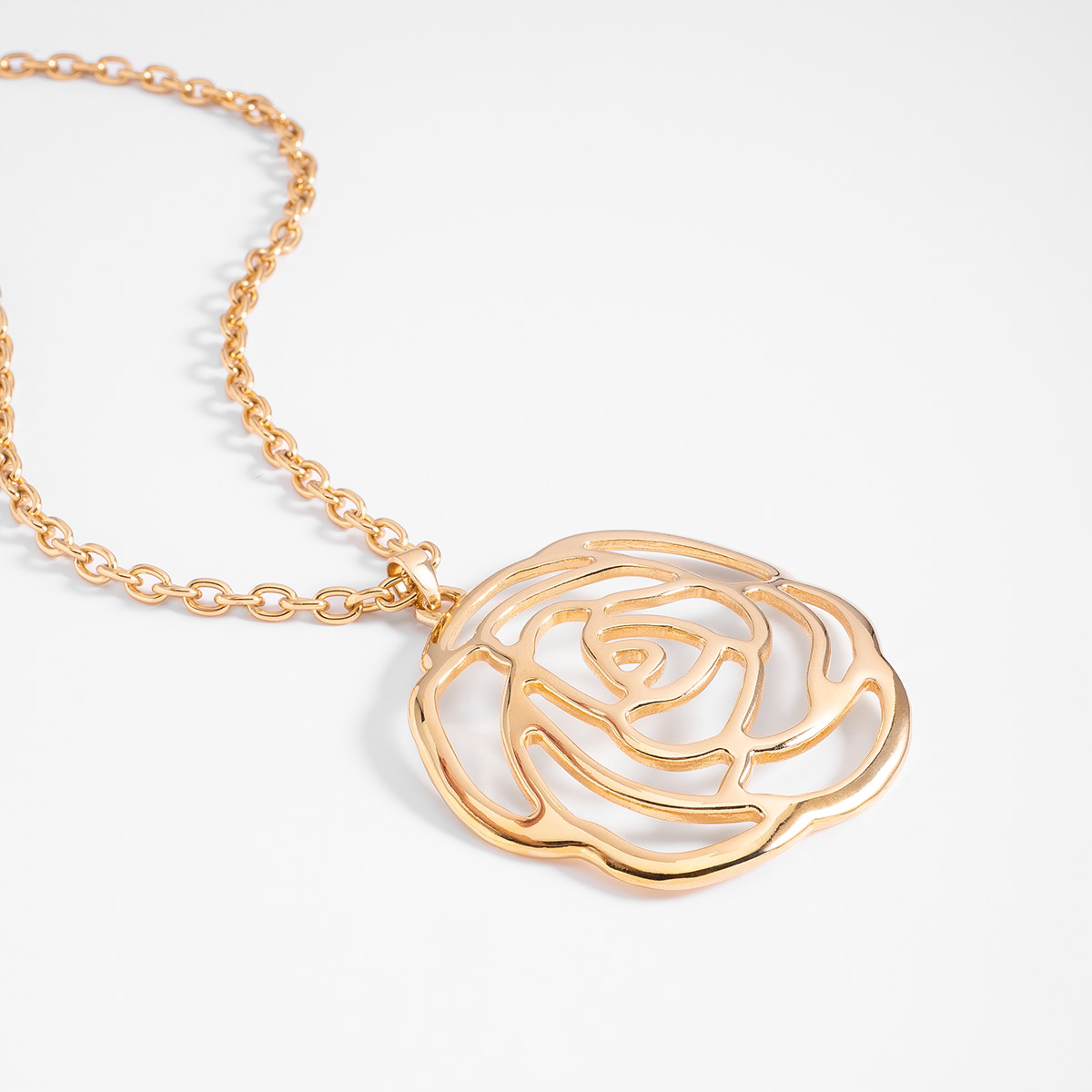 Collar en baño de oro con dije de rosa calada largo 80 cm