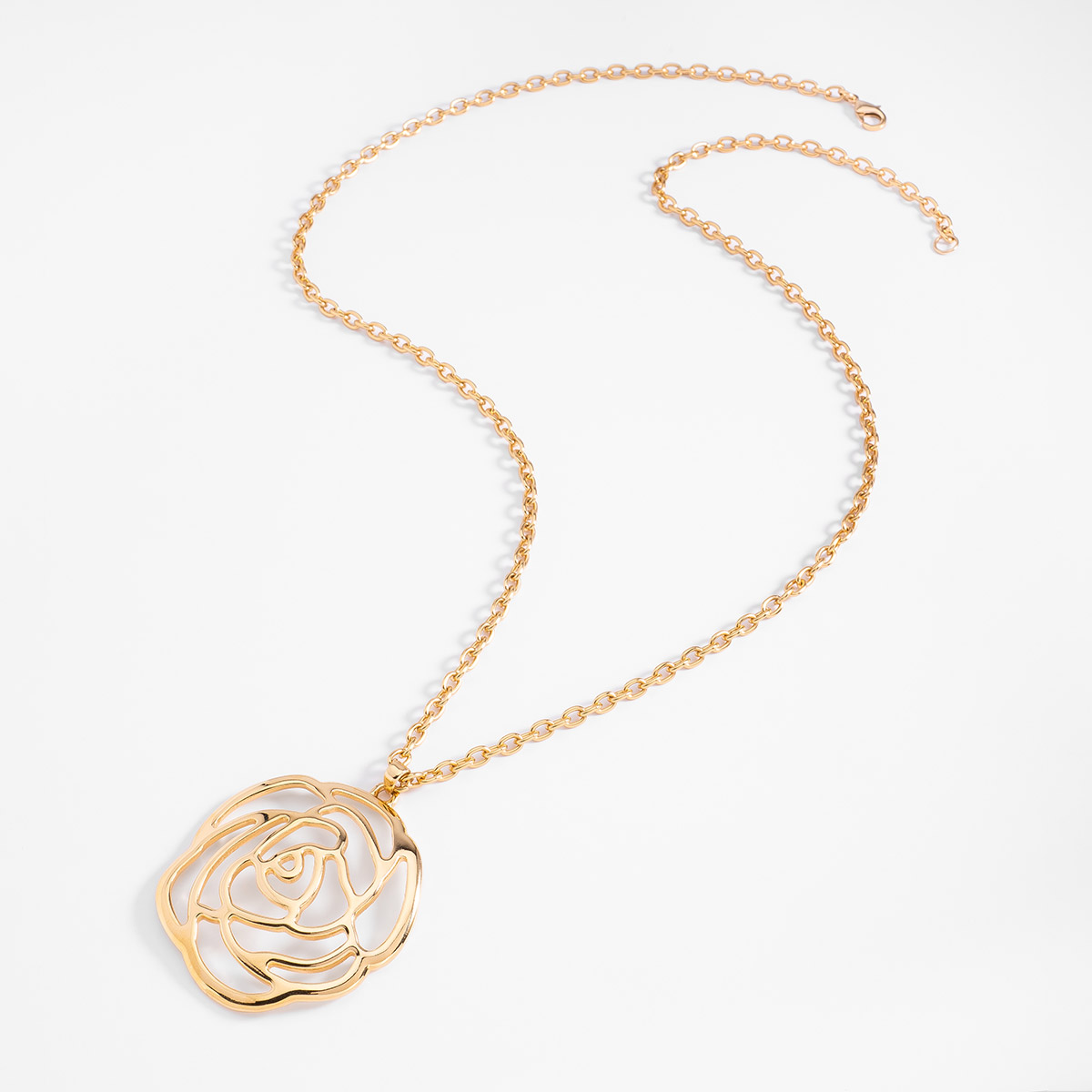 Collar en baño de oro con dije de rosa calada largo 80 cm