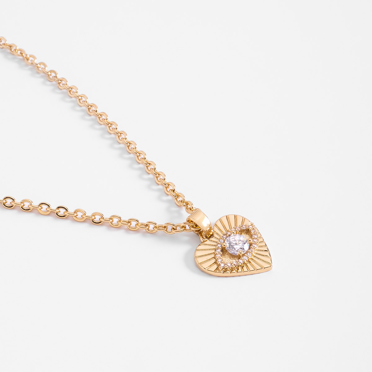 Collar en baño de oro dije corazón con piedras en tono cristal