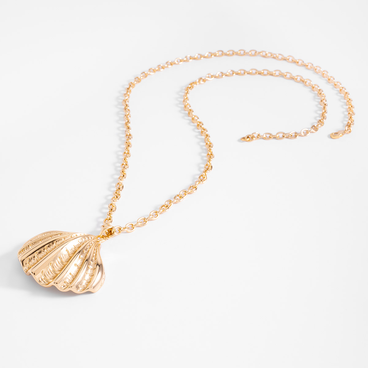 Collar en baño de oro con dije de concha diseño texturizado