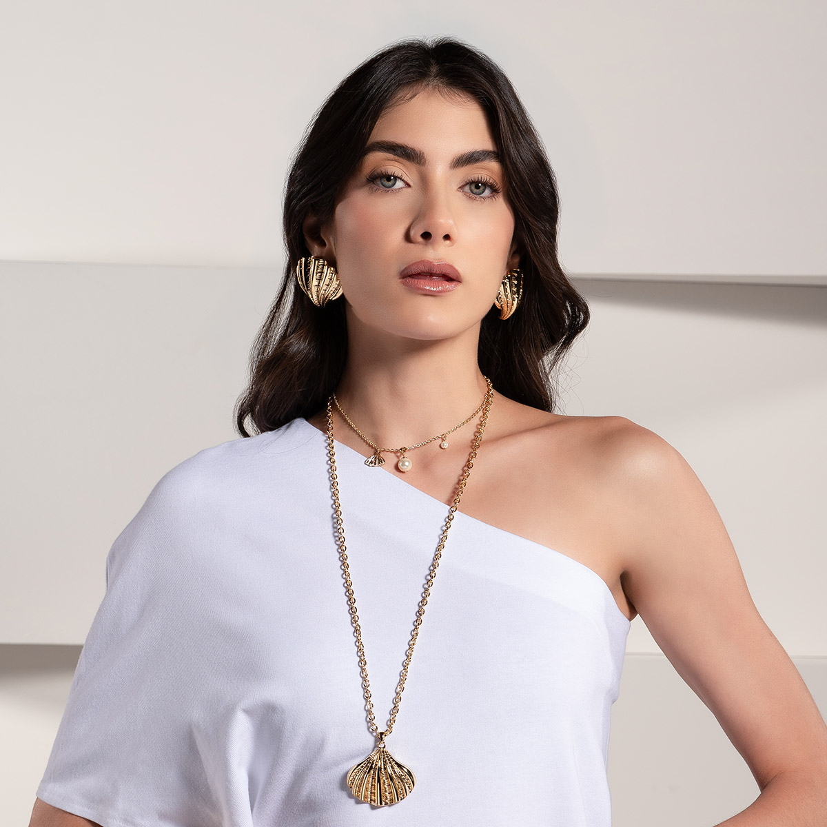 Collar en baño de oro con dije de concha diseño texturizado