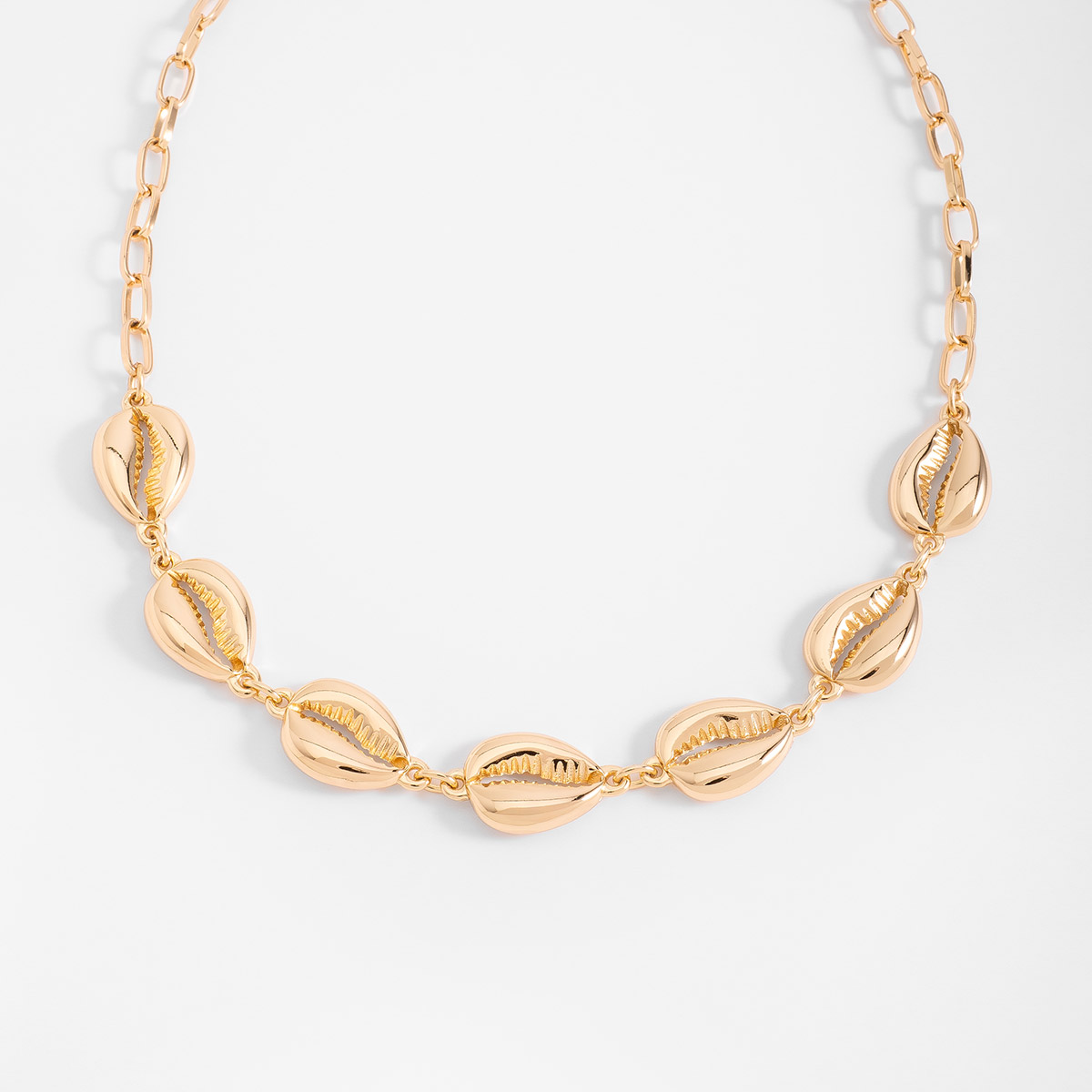 Collar en baño de oro con dijes de concha moderna