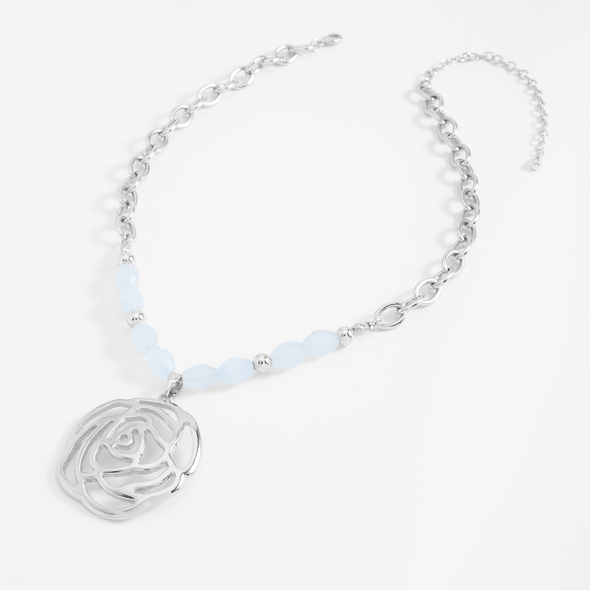 Collar en baño de rodio con dije de rosa diseño calado