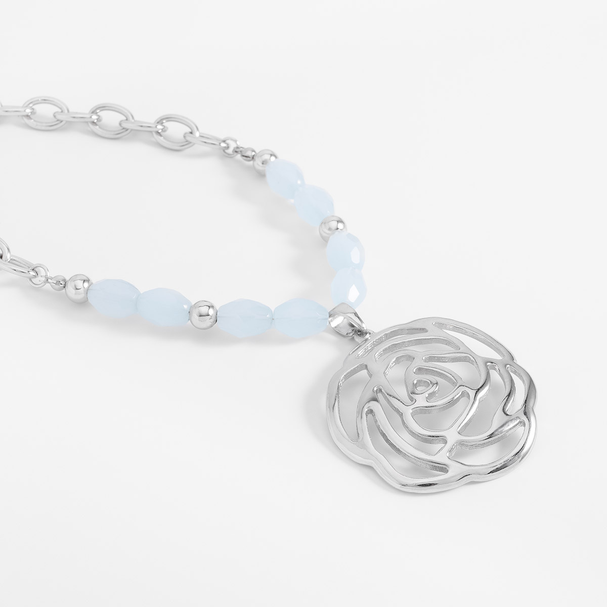 Collar en baño de rodio con dije de rosa diseño calado