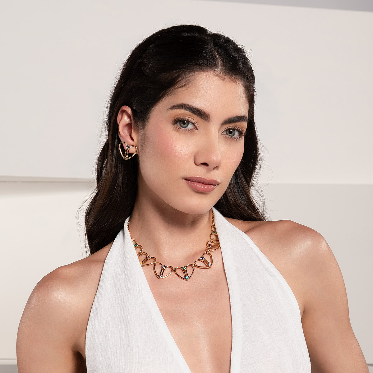 Collar en baño de oro con corazones y piedras de colores