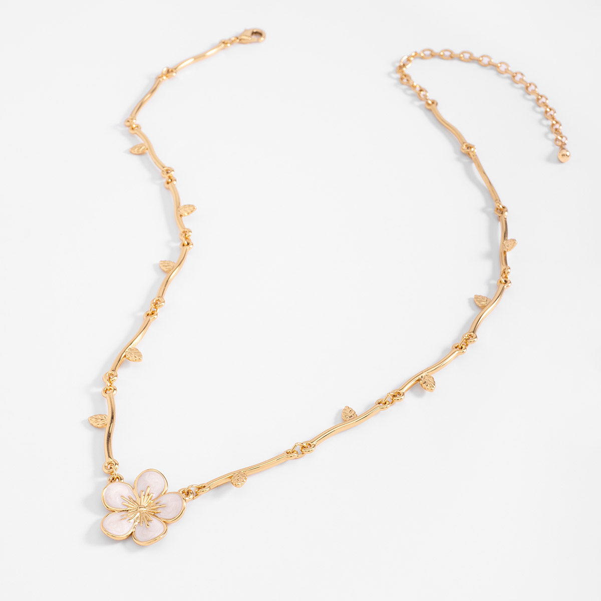 Collar en baño de oro con flor esmaltada y detalles de hoja
