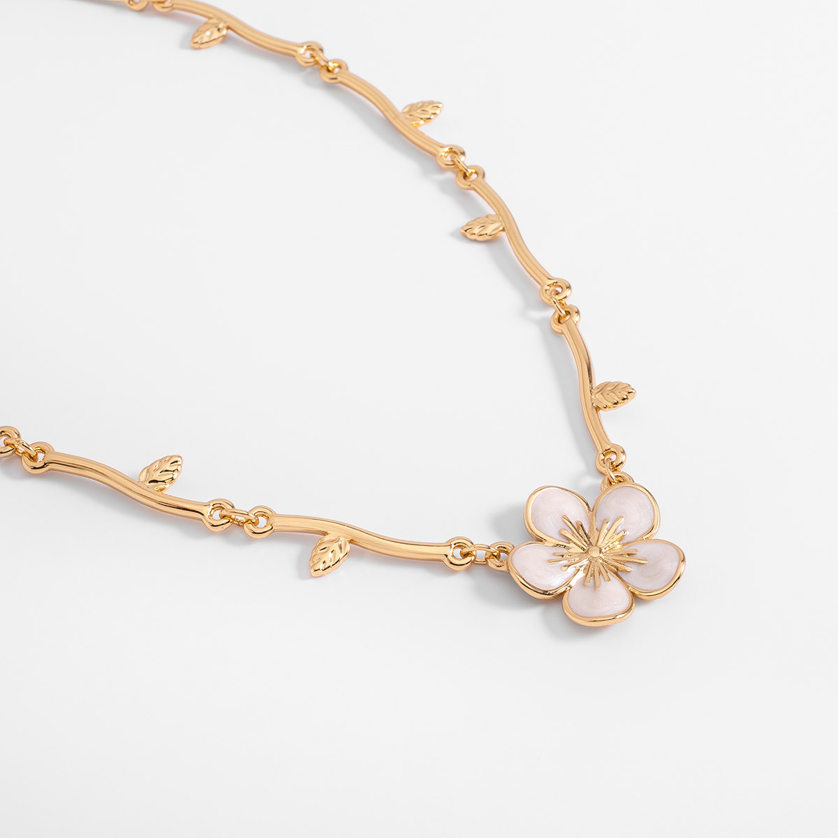 Collar en baño de oro con flor esmaltada y detalles de hoja