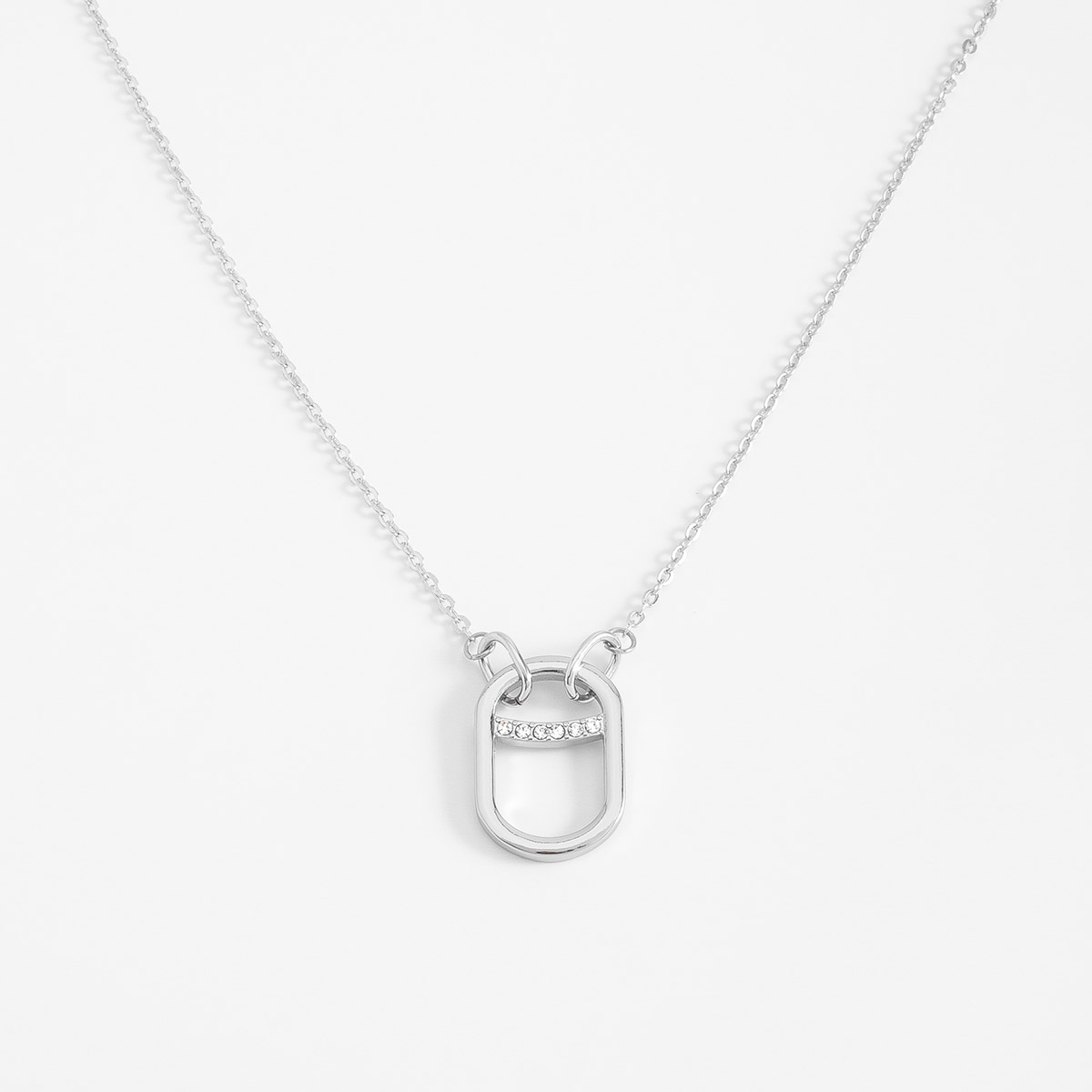 Collar en baño de platino con dije geométrico y toque brillante