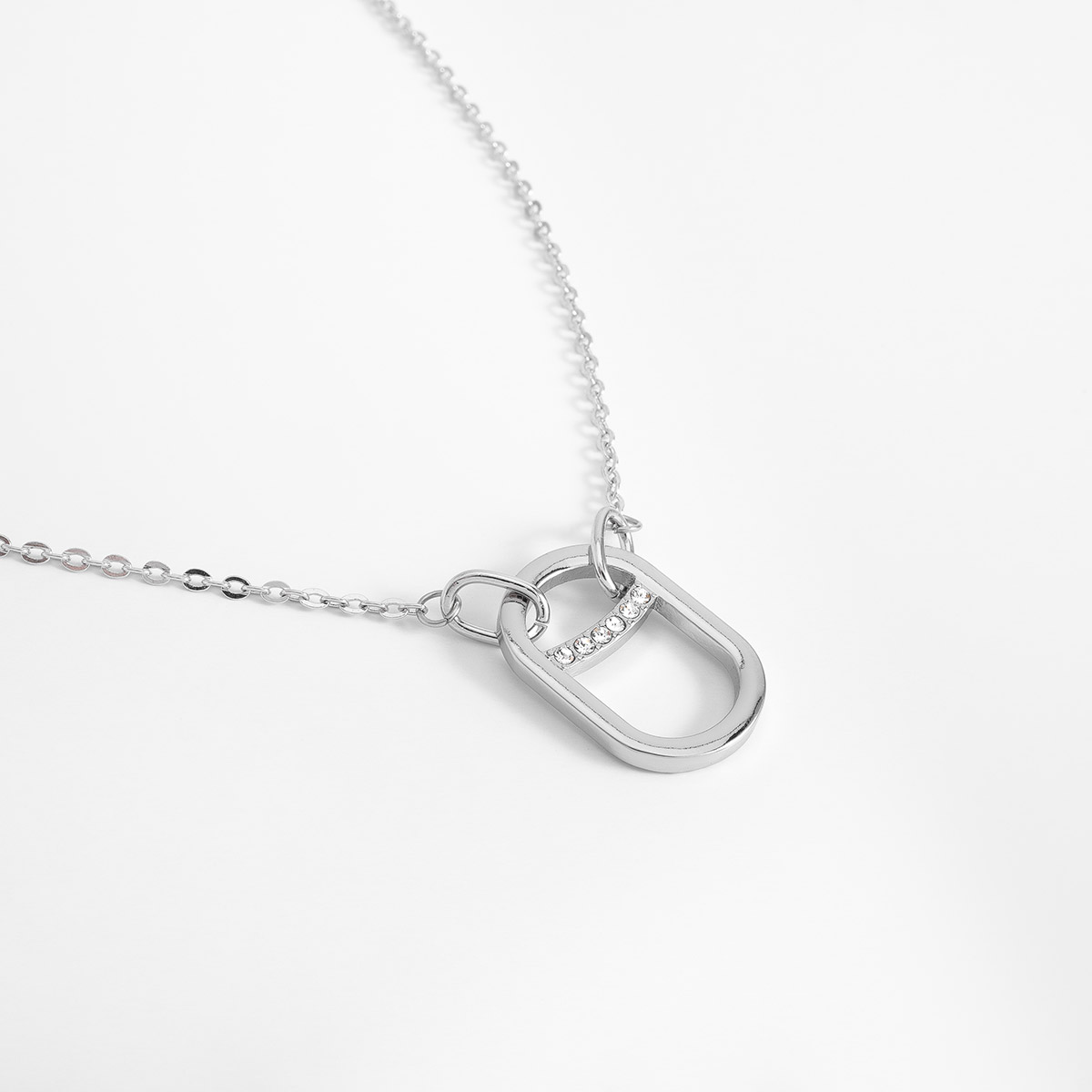 Collar en baño de platino con dije geométrico y toque brillante