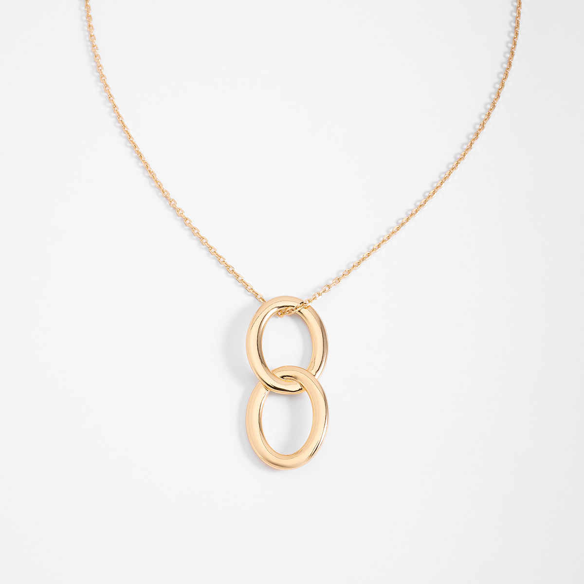 Collar en baño de oro con dije de eslabones entrelazados