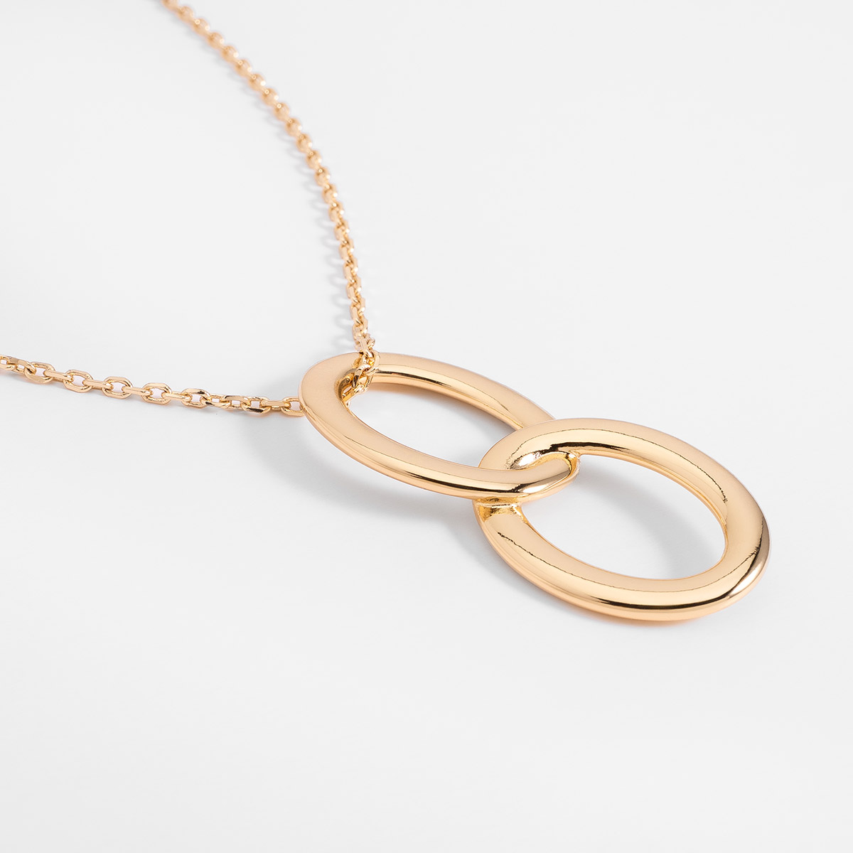 Collar en baño de oro con dije de eslabones entrelazados