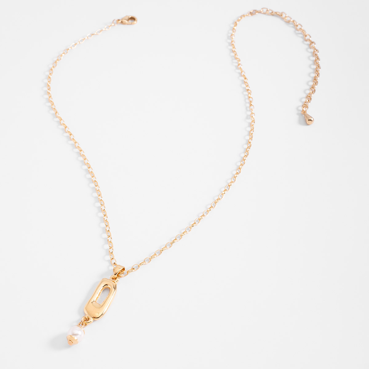 Collar en baño de oro con dije geométrico y perla sintética