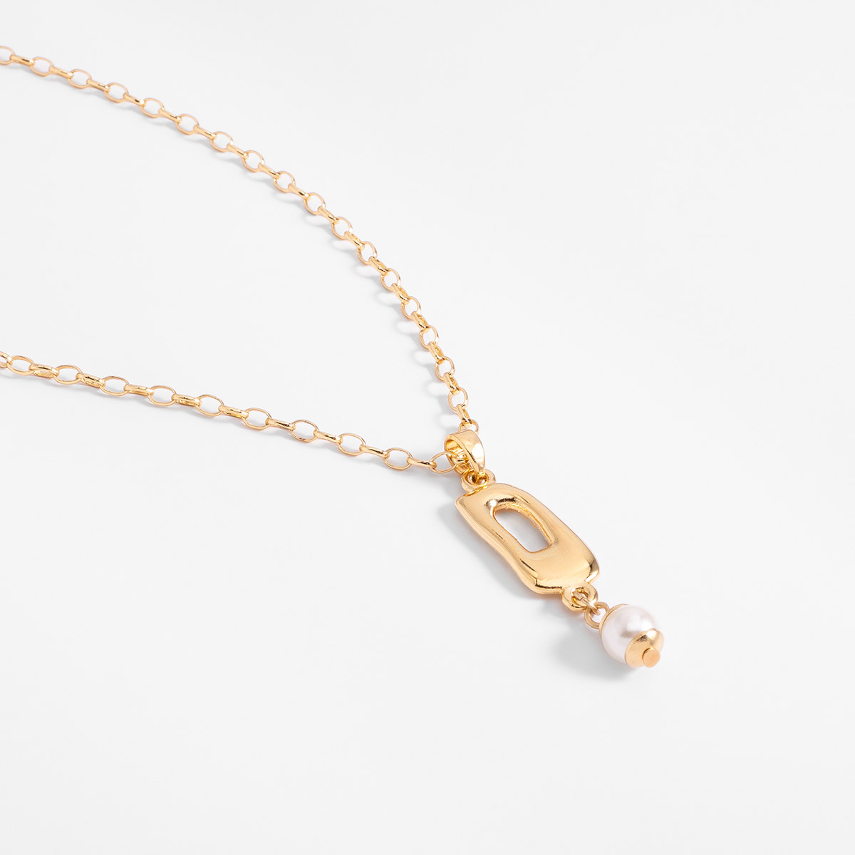 Collar en baño de oro con dije geométrico y perla sintética