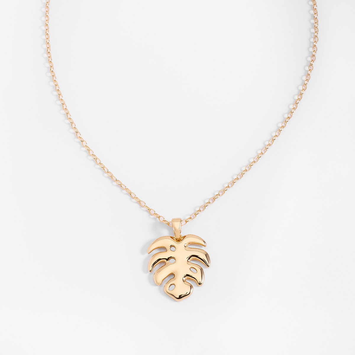 Collar en baño de oro con dije de hoja calada diseño cadena