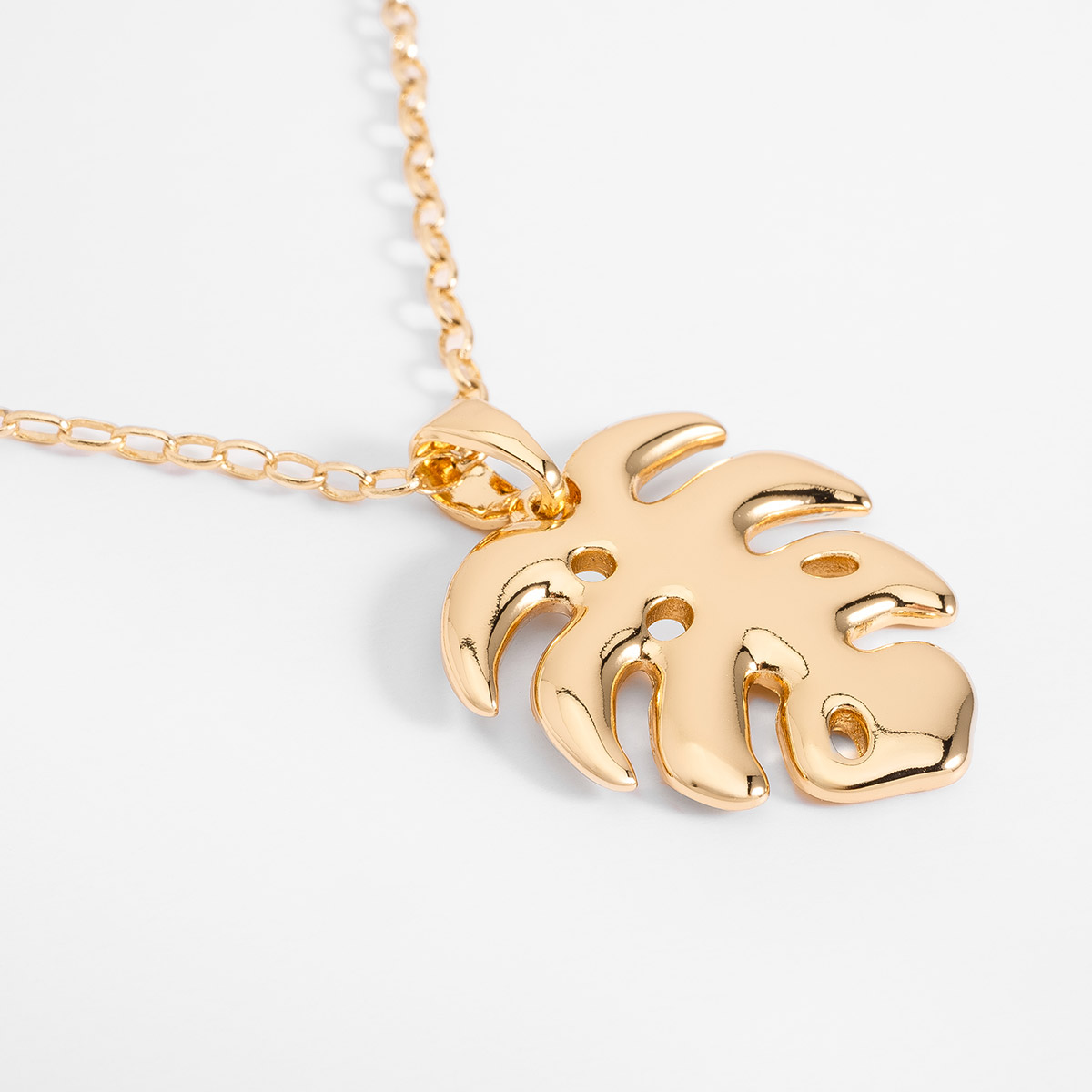 Collar en baño de oro con dije de hoja calada diseño cadena