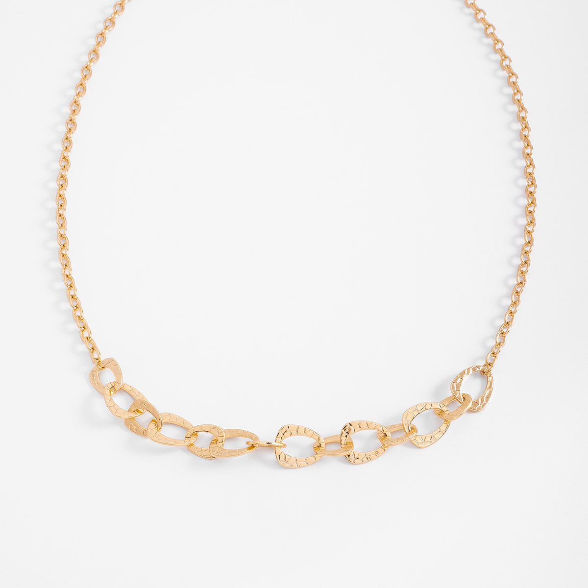 Collar en baño de oro con eslabones texturizados modernos