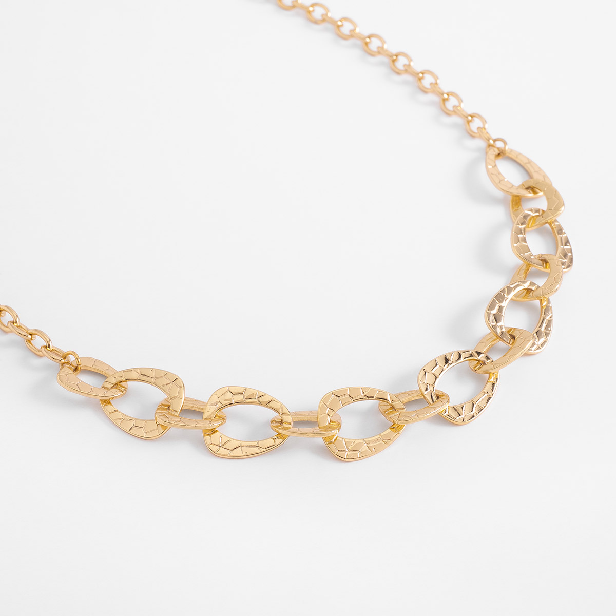 Collar en baño de oro con eslabones texturizados modernos