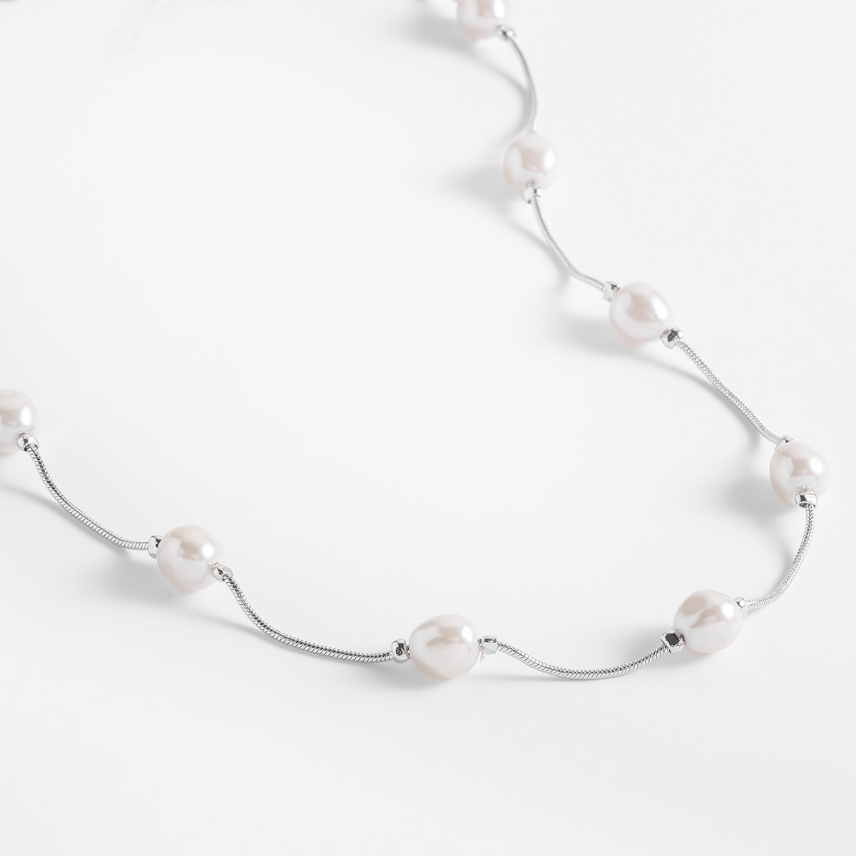 Espectacular y delicado collar en baño de platino, adornado con perlas en tono cream. 
-Collar
-42 cm
-Baño de Platino
-Perlas en tono cream