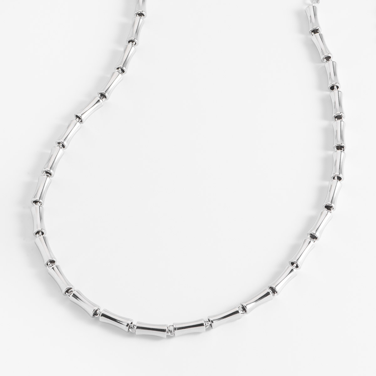 Este collar de cadena en baño de platino está compuesto por eslabones cilíndricos, creando un diseño moderno. El complemento perfecto para un estilo minimalista. 
-        Collar 
-        42 cm + 7 cm ext.
-        Baño de Platino
