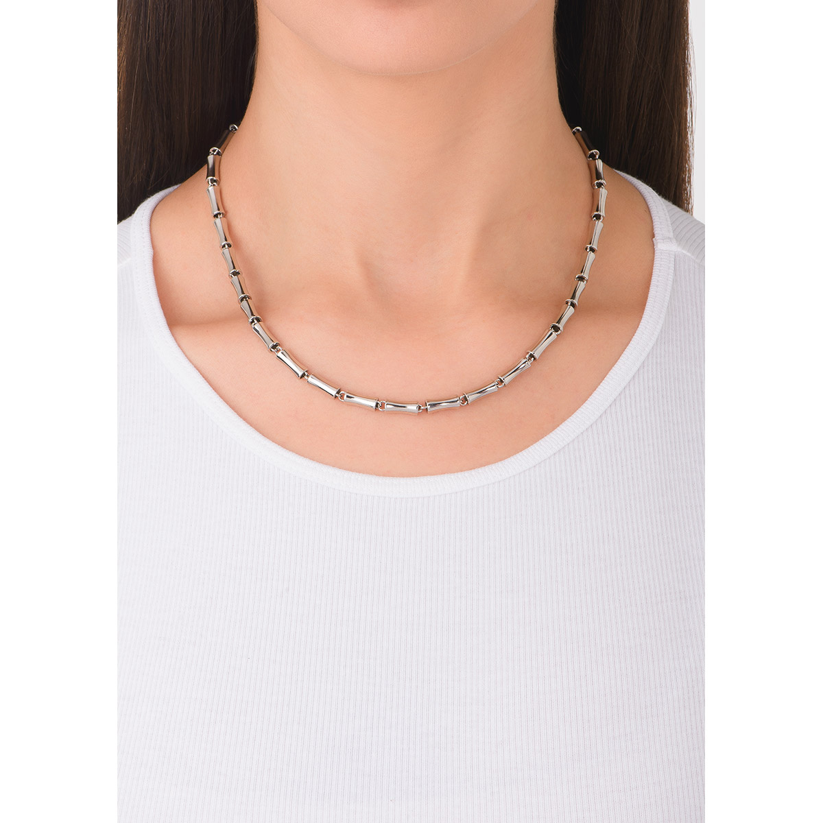 Este collar de cadena en baño de platino está compuesto por eslabones cilíndricos, creando un diseño moderno. El complemento perfecto para un estilo minimalista. 
-        Collar 
-        42 cm + 7 cm ext.
-        Baño de Platino
