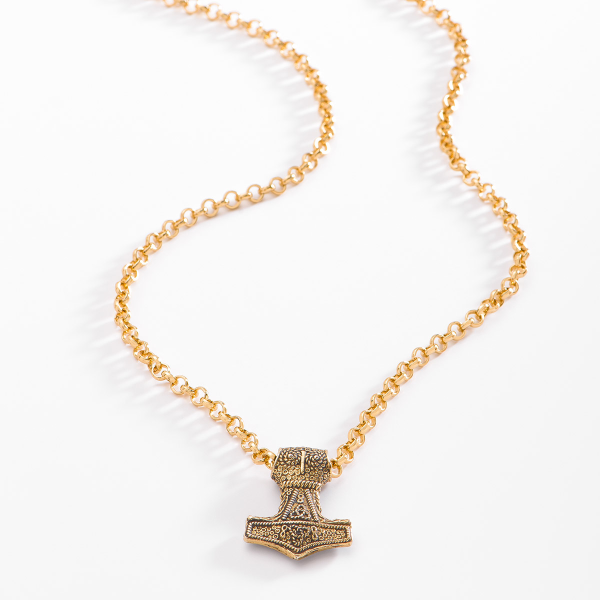 Increíble collar en baño de oro con un colgante de motivos nórdicos; el martillo del dios Thor, Mjölnir, con filigrana.
-        Collar con dije
-        70 cm
-        Baño de Oro 18k
-        Filigrana



