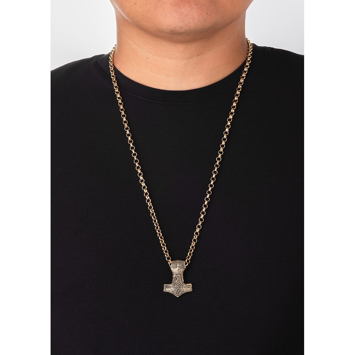 Increíble collar en baño de oro con un colgante de motivos nórdicos; el martillo del dios Thor, Mjölnir, con filigrana.
-        Collar con dije
-        70 cm
-        Baño de Oro 18k
-        Filigrana



