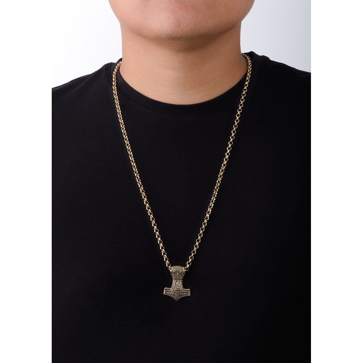 Increíble collar en baño de oro con un colgante de motivos nórdicos; el martillo del dios Thor, Mjölnir, con filigrana.
-        Collar con dije
-        70 cm
-        Baño de Oro 18k
-        Filigrana



