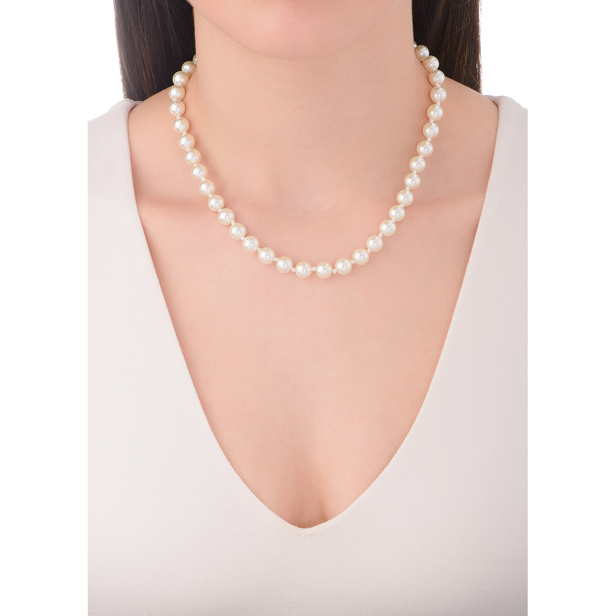 Este clásico collar de perlas refleja elegancia y sofisticación con cada uno de sus detalles. Compuesto por una hilera de perlas perfectamente redondas y de un lustre impecable, este collar es un símbolo de estilo. Ideal para ocasiones formales y eventos especiales, este collar de perlas es una pieza esencial en cualquier colección de joyería. 
-        Collar
-        44 cm + 10 cm ext.
-        Baño de oro
-        Perla en tono crema