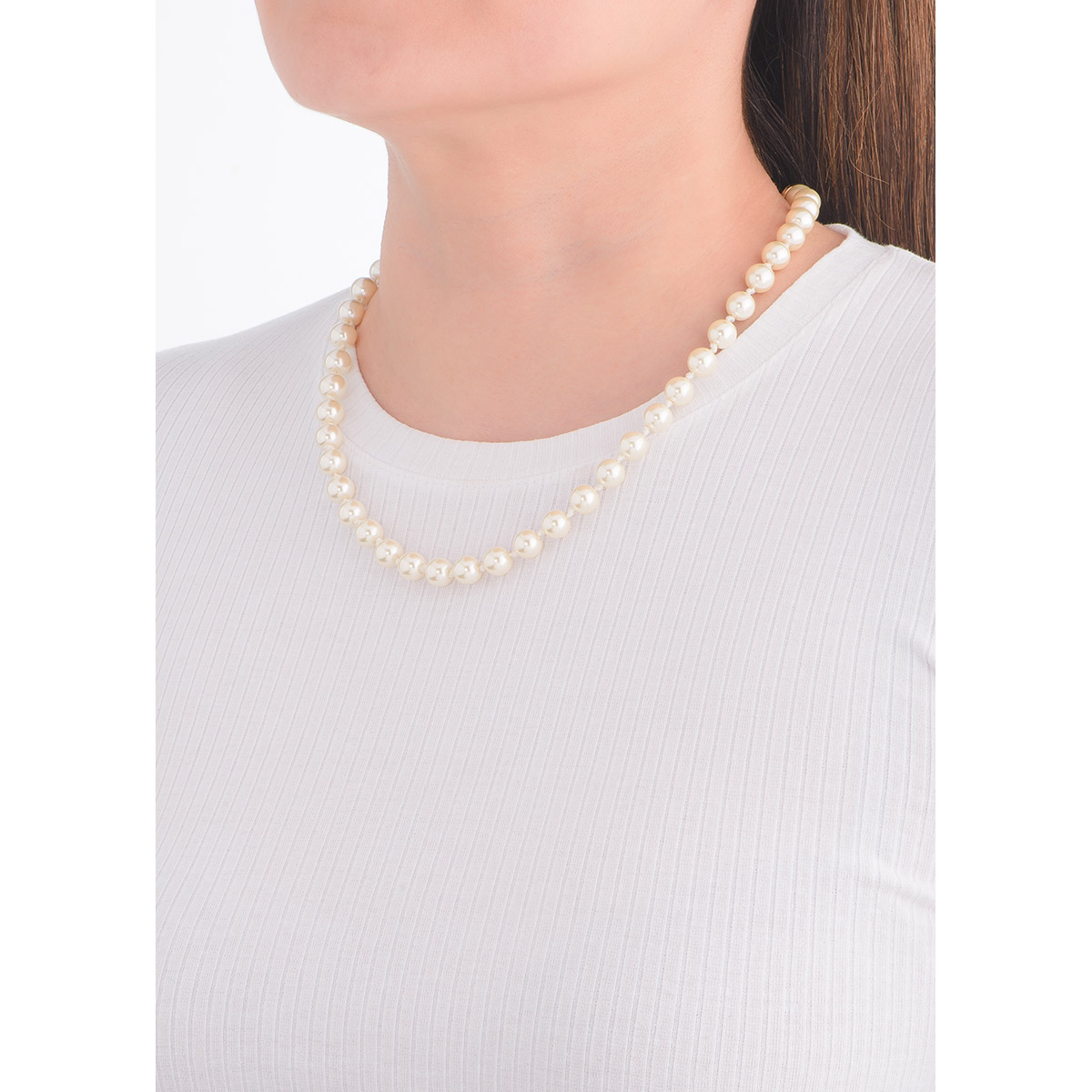 Este clásico collar de perlas refleja elegancia y sofisticación con cada uno de sus detalles. Compuesto por una hilera de perlas perfectamente redondas y de un lustre impecable, este collar es un símbolo de estilo. Ideal para ocasiones formales y eventos especiales, este collar de perlas es una pieza esencial en cualquier colección de joyería. 
-        Collar
-        44 cm + 10 cm ext.
-        Baño de oro
-        Perla en tono crema