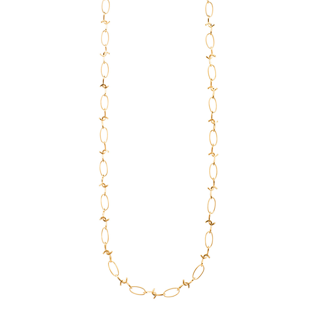 Collar compuesto por eslabones ovalados que se alternan con pequeños detalles decorativos en forma de nudo, en baño de oro 18k.
-        Collar
-        102 cm
-        Baño de Oro 18k
