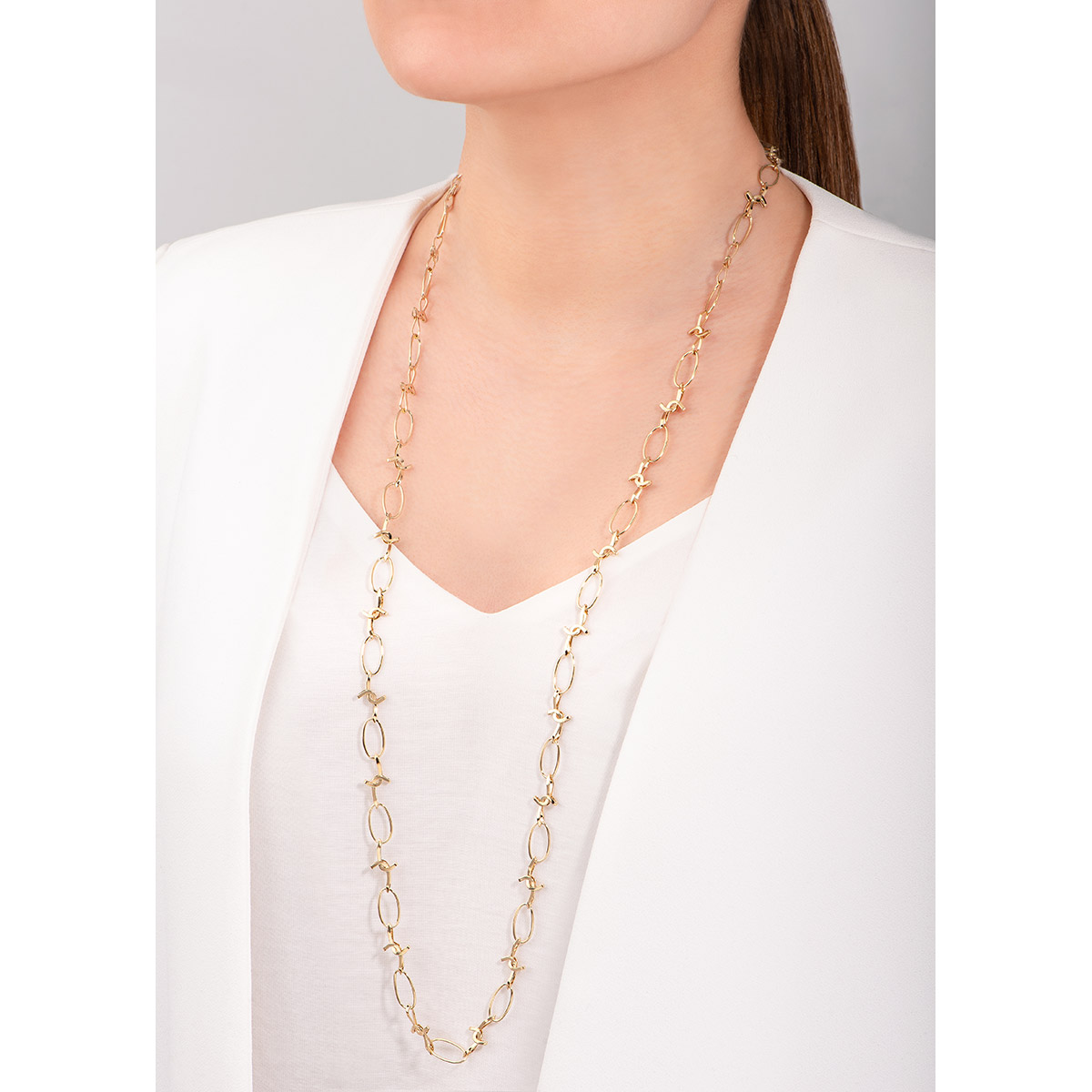 Collar compuesto por eslabones ovalados que se alternan con pequeños detalles decorativos en forma de nudo, en baño de oro 18k.
-        Collar
-        102 cm
-        Baño de Oro 18k
