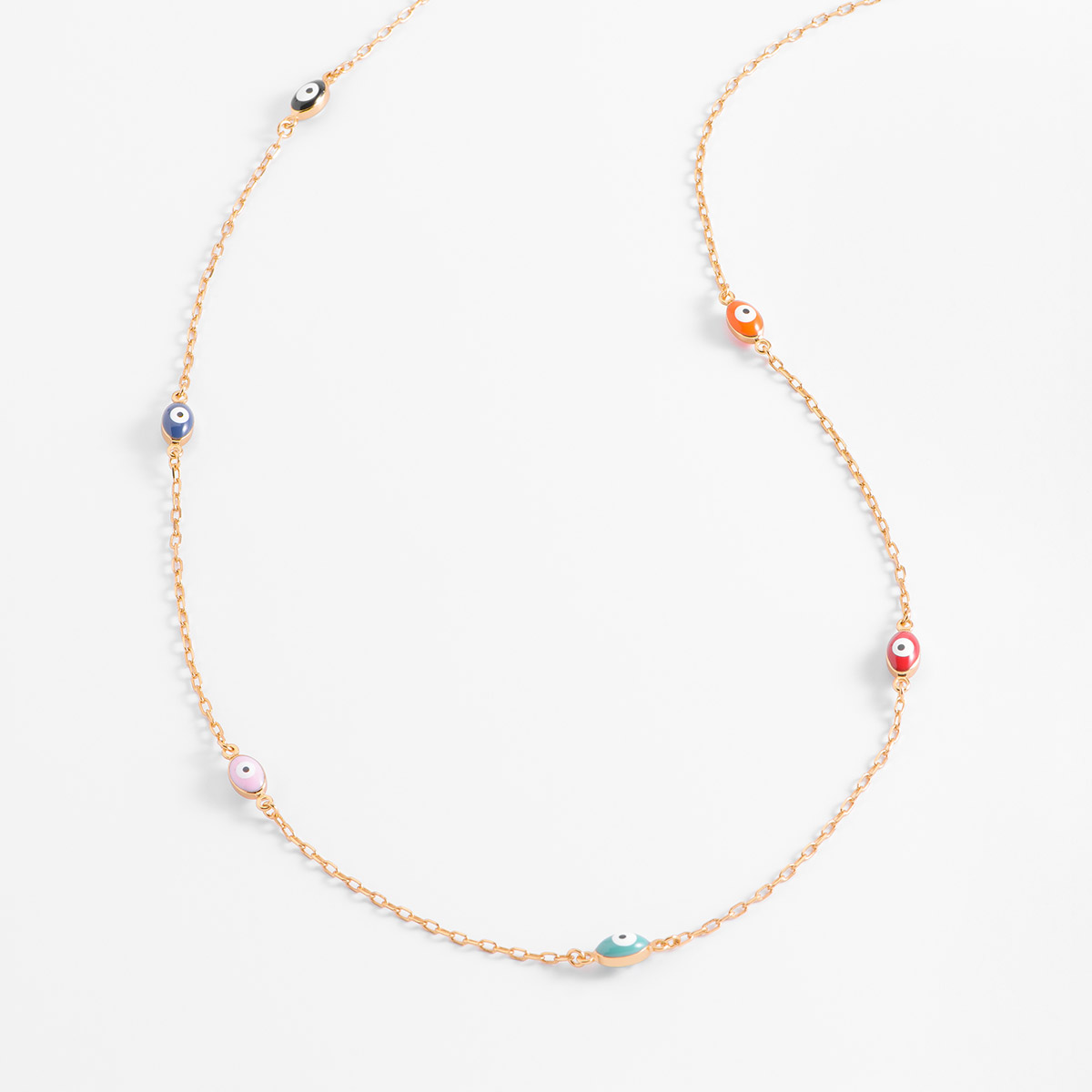 Seguridad y buena suerte contigo, con este divino collar con una delicada cadena en baño de oro, con dijes de ojo turco en esmalte azul, rojo, rosa, naranja y turquesa. 
-        Collar
-        60 cm + 5 cm ext.
-        Baño de Oro 18k
-        Esmalte en tono azul, rojo, rosa, naranja y turquesa
