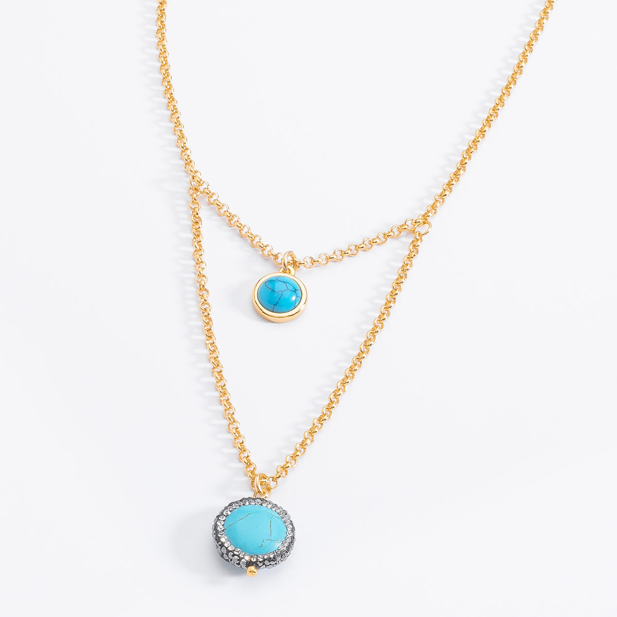 Espectacular collar bañado en oro con dos piedras en tono azul turquesa.
-Collar con dos dijes
-35 cm + 10 cm ext.
-Oro 18K