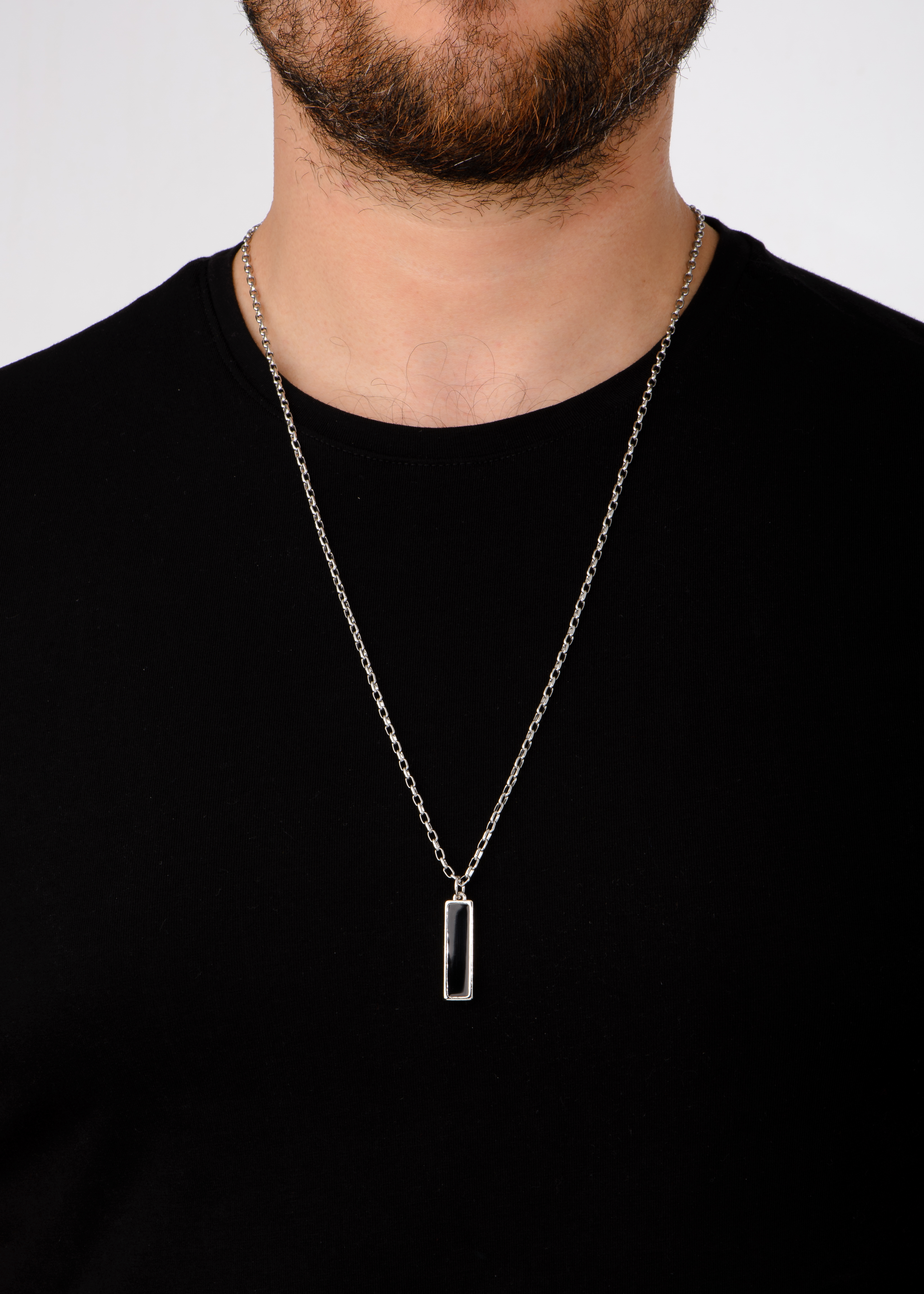 Collar en baño de platino, con un dije geométrico en forma rectangular con esmalte en tono negro.
-        Collar 
-        70 cm
-        Baño de Platino
-        Esmalte en tono negro
