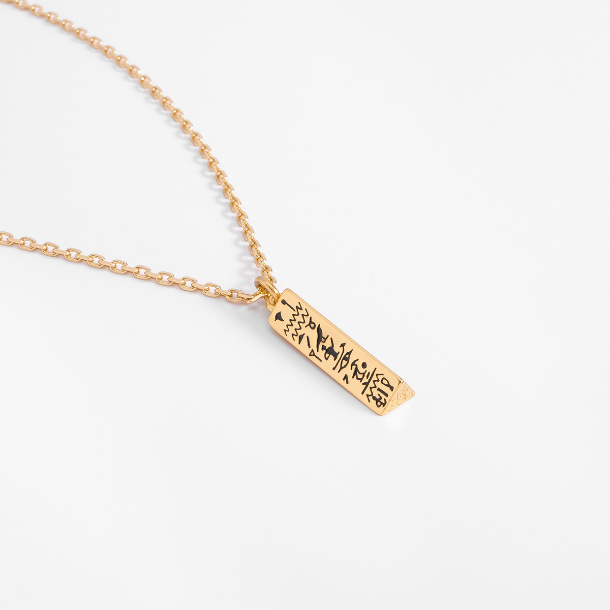 Collar en baño de oro dije rectangular con grabado cadena 70 cm