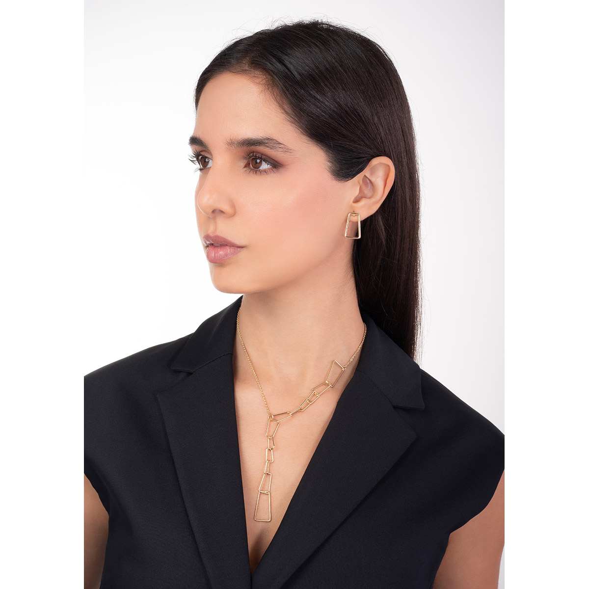 Collar en baño de oro con eslabones geométricos trapezoidales abiertos.