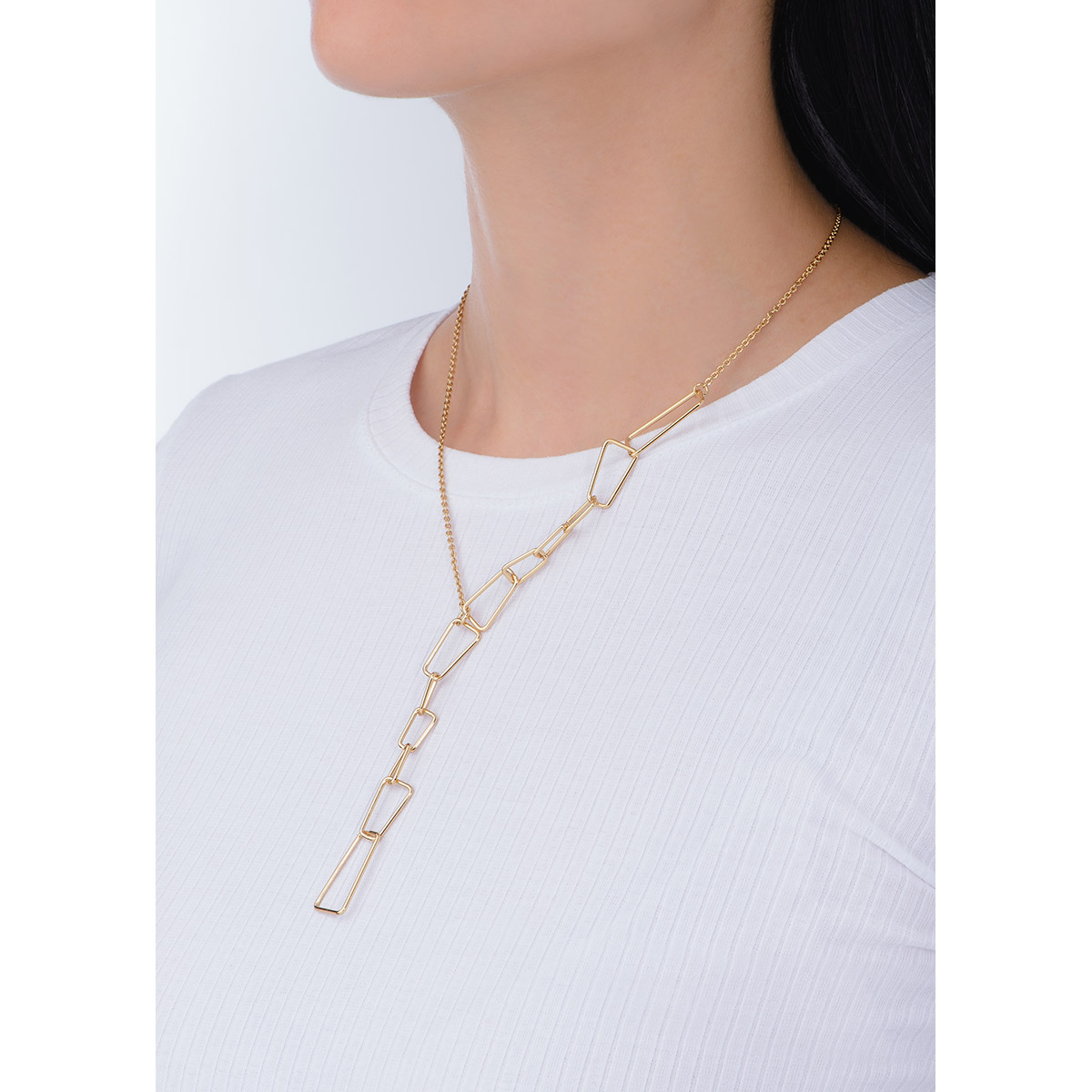 Collar en baño de oro con eslabones geométricos trapezoidales abiertos.