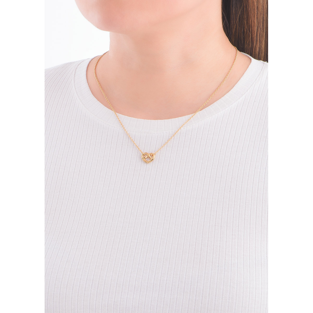 Añade un toque de amor a tu estilo con este delicado collar en baño de oro con dije de Corazón trenzado. 
-        Collar
-        42 cm + 10 cm ext.
-        Baño de Oro 18k