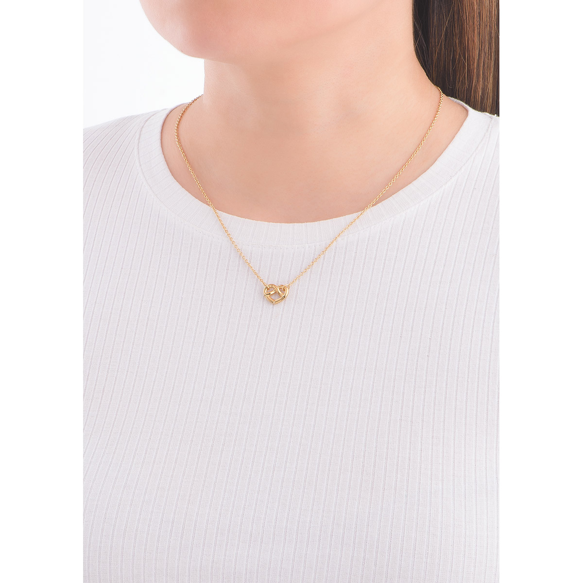 Añade un toque de amor a tu estilo con este delicado collar en baño de oro con dije de Corazón trenzado. 
-        Collar
-        42 cm + 10 cm ext.
-        Baño de Oro 18k