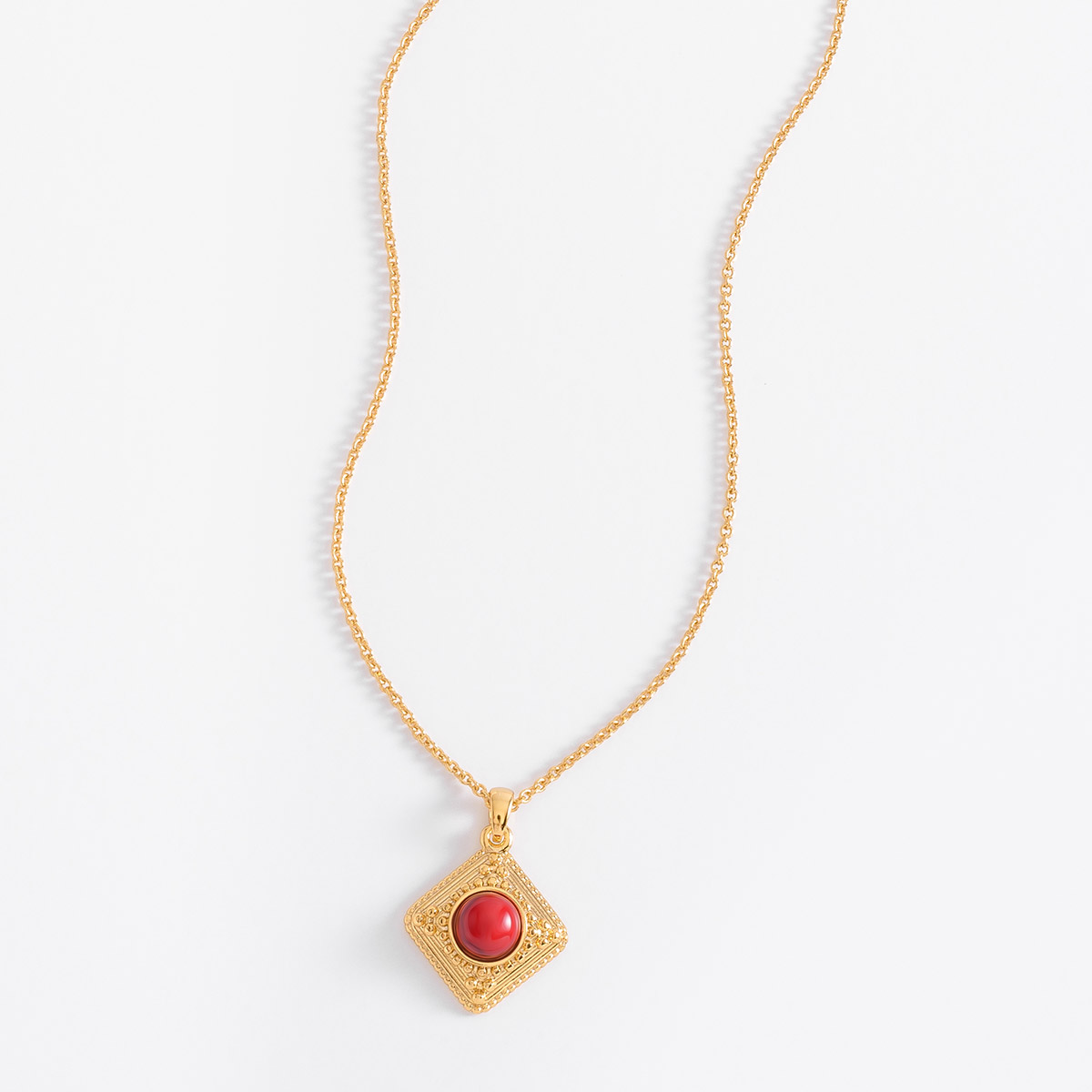 Collar con dije baño de oro y piedra roja 45 cm