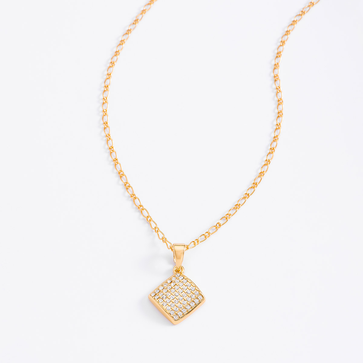 La distinción y elegancia caracterizan a este collar dorado en forma de rombo, con piedras en tono cristal. 
-Collar con dije
-42 cm + 10 ext.
-Oro 18K