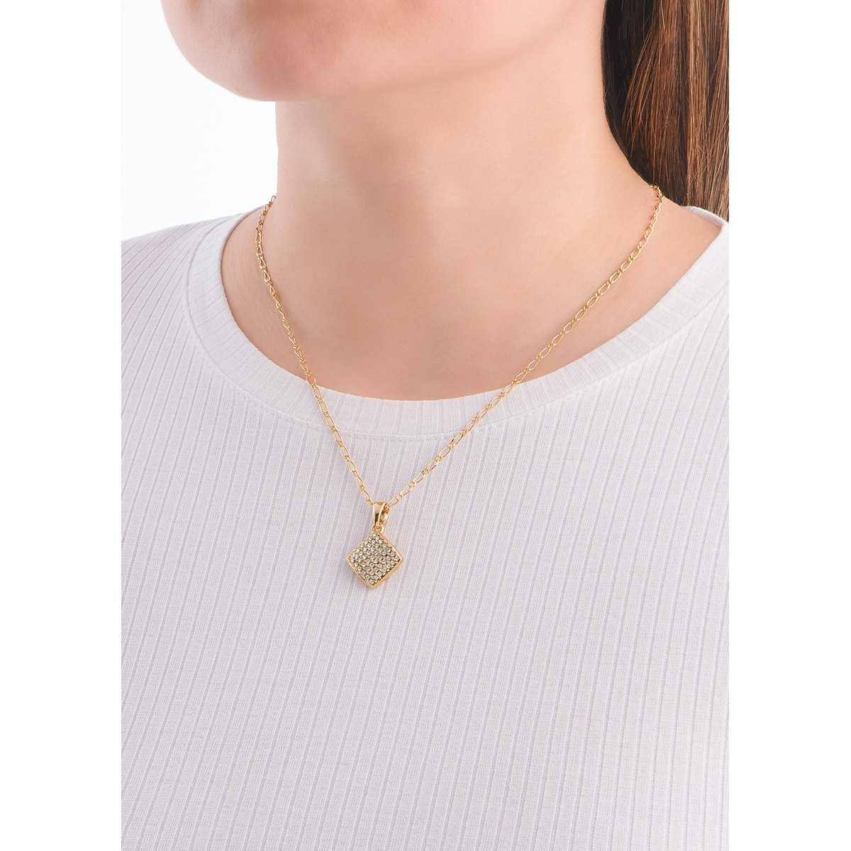 La distinción y elegancia caracterizan a este collar dorado en forma de rombo, con piedras en tono cristal. 
-Collar con dije
-42 cm + 10 ext.
-Oro 18K