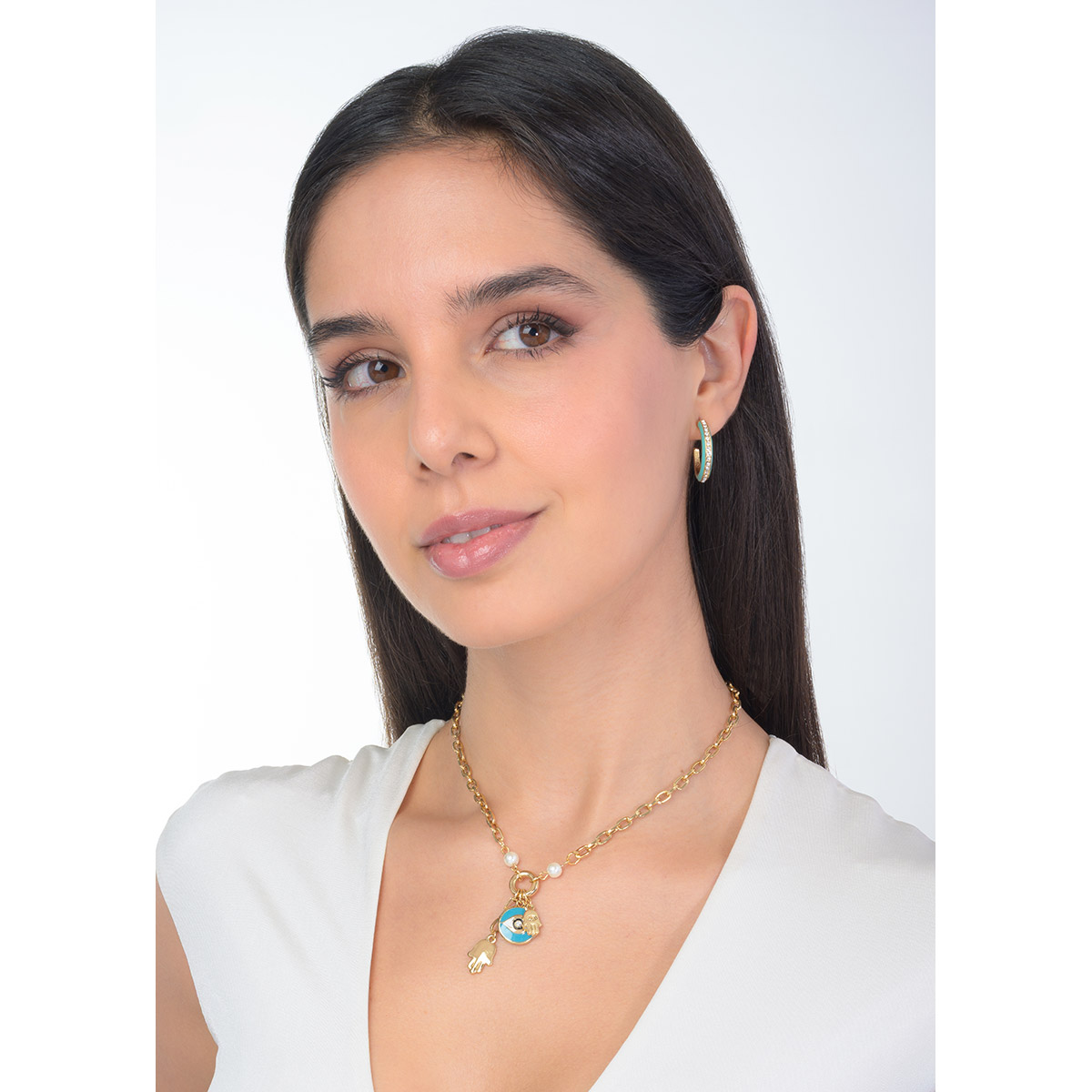 Collar en baño de oro con dije ojo esmaltado en azul y dijes de mano, un diseño moderno que aporta personalidad y protección a cualquier estilo.