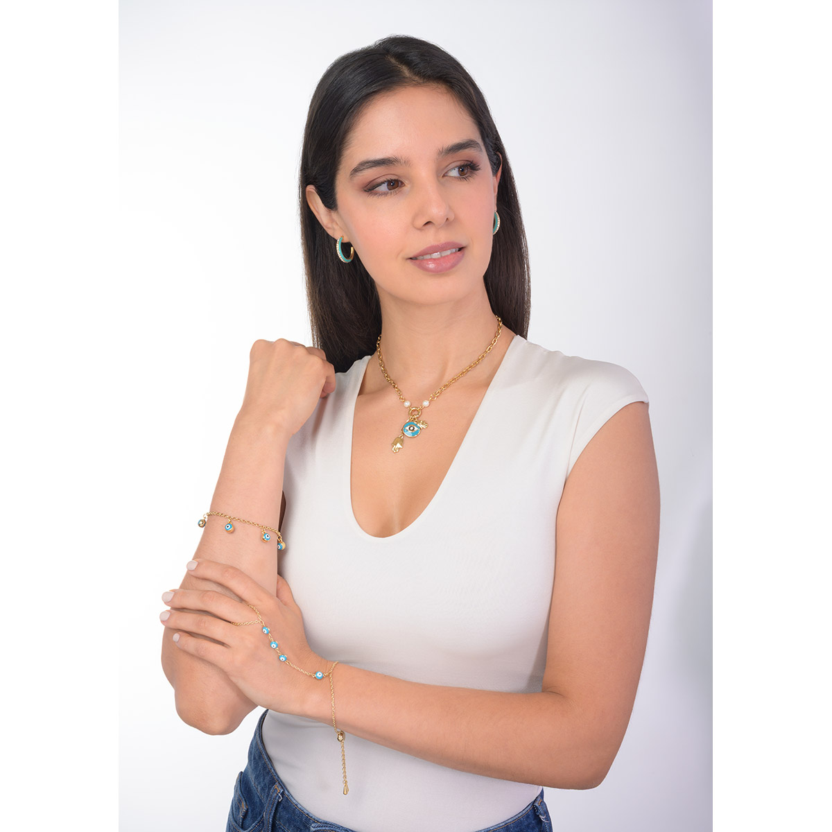 Collar en baño de oro con dije ojo esmaltado en azul y dijes de mano, un diseño moderno que aporta personalidad y protección a cualquier estilo.