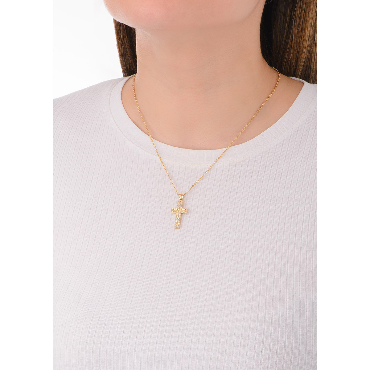 Lleva la fe a donde quiera que vayas con este collar en baño de oro, con un dije en forma de cruz, incrustado con piedras en tono cristal.
-        Collar
-        50 cm + 10 ext.
-        Baño de Oro 18k
-        Piedras en tono cristal
