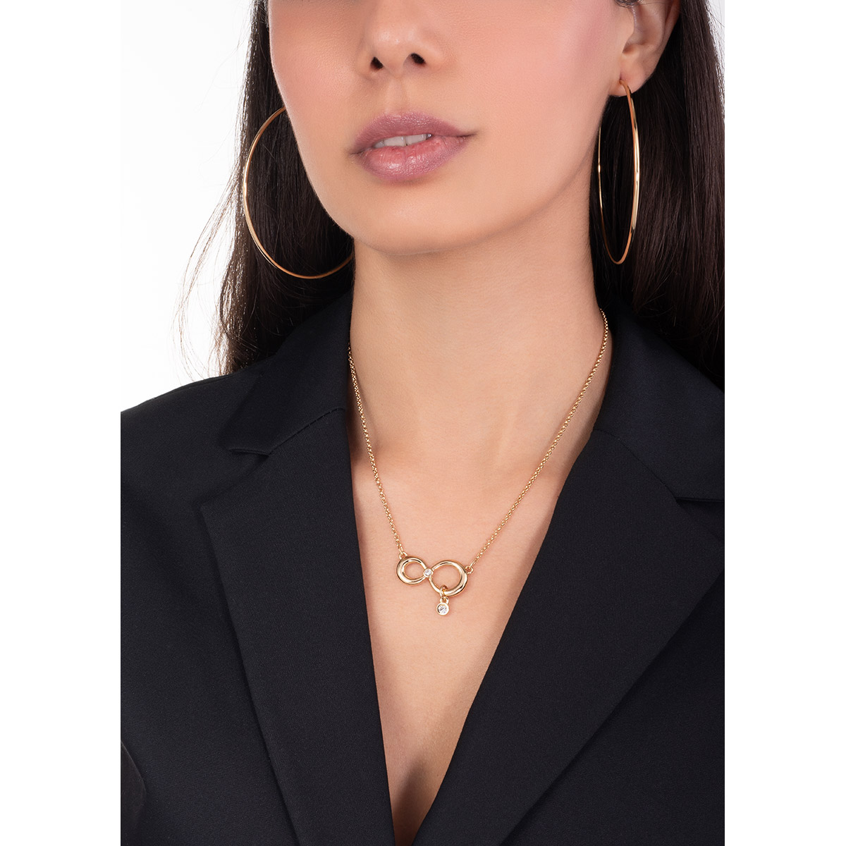 Collar en baño de oro con dijes circulares y piedras en tono cristal.