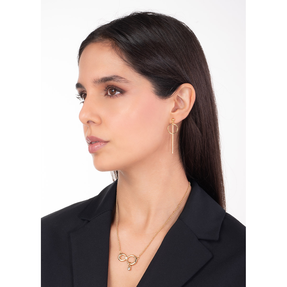 Collar en baño de oro con dijes circulares y piedras en tono cristal.